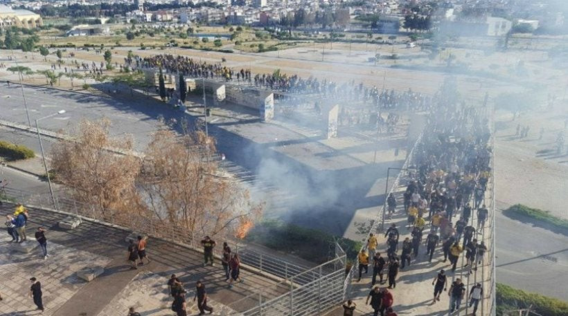 Δακρυγόνα και πετροπόλεμος οπαδών της ΑΕΚ και αστυνομικών στο Πανθεσσαλικό (βίντεο)